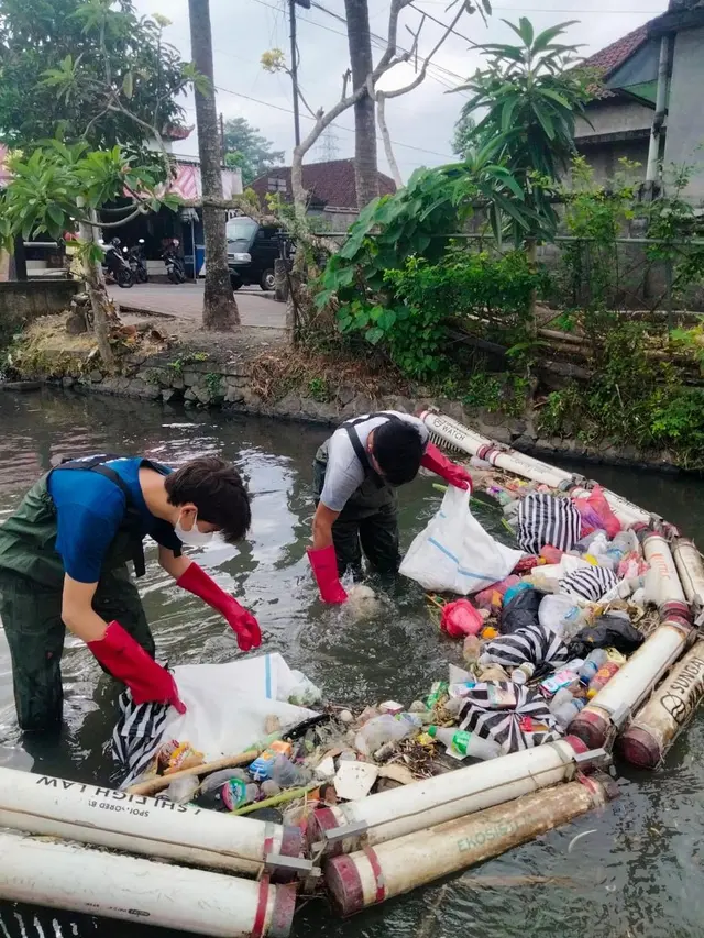 Kiran Cucu Presiden Soekarno Bersihkan Sampah di Sungai
