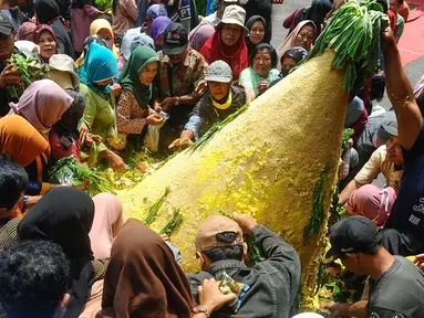 Warga berebut tumpeng hasil pertanian di halaman Pendopo Kabupaten Trenggalek, Jawa Timur, Kamis (31/8/2023). (merdeka.com/arie basuki)