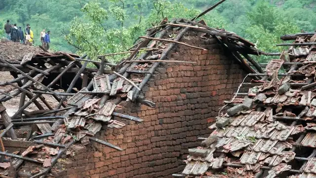 30 Juli 2014, rumah-rumah rusak  di lokasi tanah longsor di Desa Malin, Maharashtra, India barat. (AP)