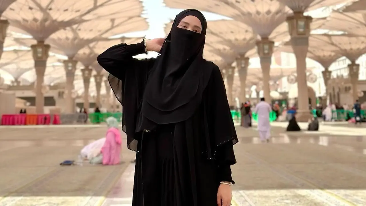 7 Momen Mulan Jameela Jalani Umroh, Penampilan Bercadar Curi Perhatian