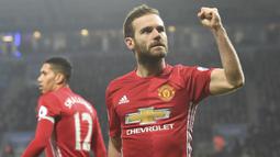 Juan Mata berhasil memecahkan rekor pembelian termahal Manchester United saat diboyong dari Chelesa pada Januari 2014 lalu. Gelandang berjuluk El Mago itu sejauh ini telah mempersembahkan gelar Piala FA, Liga Europa, Piala Liga, dan Community Shield. (AFP/Ben Stansall)
