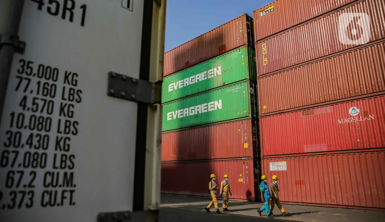 Aktivitas bongkar muat peti kemas di Pelabuhan Tanjung Priok, Jakarta, Kamis (14/4/2022). Ekonom Bank Mandiri Faisal Rachman memperkirakan neraca perdagangan Indonesia akan mencatat surplus sebesar US$2,89 miliar pada Maret 2022. (Liputan6.com/Faizal Fanani)