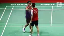 Pebulu tangkis tunggal putra Indonesia Anthony Sinisuka Ginting (kiri) bersalaman dengan tunggal putra China Shi Yu Qi saat bertanding pada babak 16 besar Indonesia Masters 2023 di Istora Senayan, Jakarta, Kamis (26/1/2023). Anthony Sinisuka Ginting terhenti di babak 16 besar Indonesia Masters 2023 setelah kalah dari Shi Yu Qi dengan skor 19-21 dan 16-21. (Liputan6.com/Herman Zakharia)