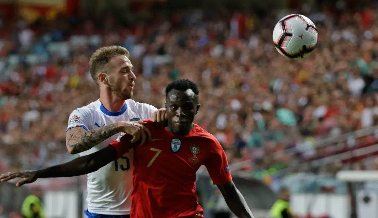 Pemain Italia, Manuel Lazzari berebut bola dengan pemain Portugal Bruma saat bertanding pada pertandingan UEFA Nations League di Stadion Luz, Lisbon, Portugal, (11/9). Portugal tipis 1-0 atas Italia. (AP Photo/Armando Franca)