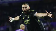 Penyerang Real Madrid Karim Benzema merayakan gol kedua timnya yang dicetak ke gawang  Real Valladolid dalam duel pekan ke-15 La Liga 2022/23 di Stadion Nuevo Jose Zorrilla, Valladolid, Sabtu (31/12/2022) dini hari WIB. Real Madrid harus berjuang keras untuk melewati perlawanan tangguh Real Valladolid. (AP Photo/Pablo Garcia)