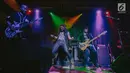 Penyanyi Rock Candil tampil dalam konser Tribute to Guns N' Roses ‘Not In This Lifetime Tour’ di Hard Rock Cafe, Jakarta, Kamis (13/9). Acara itu digelar menjelang konser band rock legendaris, Guns N Roses pada November 2018. (Liputan6.com/Faizal Fanani)