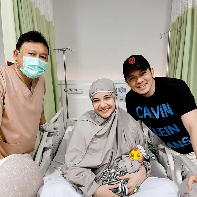 6 Potret Terbaru Zaskia Sungkar Usai Melahirkan, Sudah Semakin Pulih