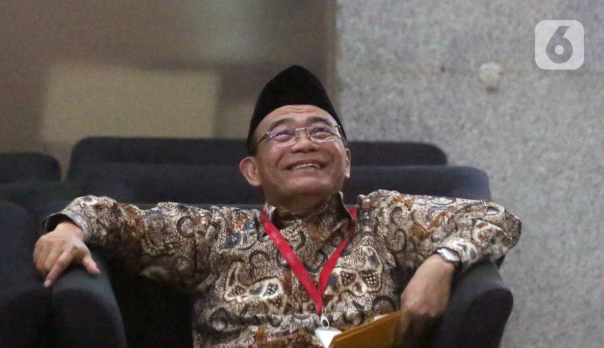 Penasihat Khusus Presiden Bidang Haji, Muhadjir Effendy (kanan), saat menunggu waktu pemeriksaan di Gedung Merah Putih Komisi Pemberantasan Korupsi (KPK), Jakarta, Senin (18/5/2026). (Liputan6.com/Helmi Fithriansyah)