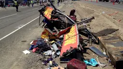  Puing-puing salah satu bus tampak berserakan di jalan tol Kota Huarmey, Peru, Senin (23/3/2015). Insiden ini setidaknya menewaskan  34 orang tewas dan 70 luka-luka lainnya. (REUTERS/Andina Agency)