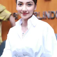 Sebagai seorang ibu yang telah melahirkan anak-anaknya, ia akan terus memperjuangkan haknya. Apalagi kedua anaknya masih berusia balita. (Adrian Putra/Bintang.com)