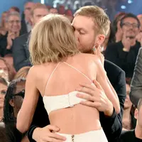 Momen ketika Taylor Swift berlari menuju Calvin Harris. Tak ada yang lebih indah dari pelukan kekasih (via dailymail.co.uk)