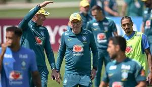 Pelatih kepala Tim Nasional (Timnas) Brasil asal Italia, Carlo Ancelotti (tengah), tersenyum di samping penyerang Raphinha (kanan) selama sesi latihan sebagai bagian dari persiapan menghadapi pertandingan sepak bola Piala Dunia 2026 melawan Maroko di Fasilitas Latihan Columbia Park, Morristown, New Jersey, pada 9 Juni 2026. (MAURO PIMENTEL/AFP)