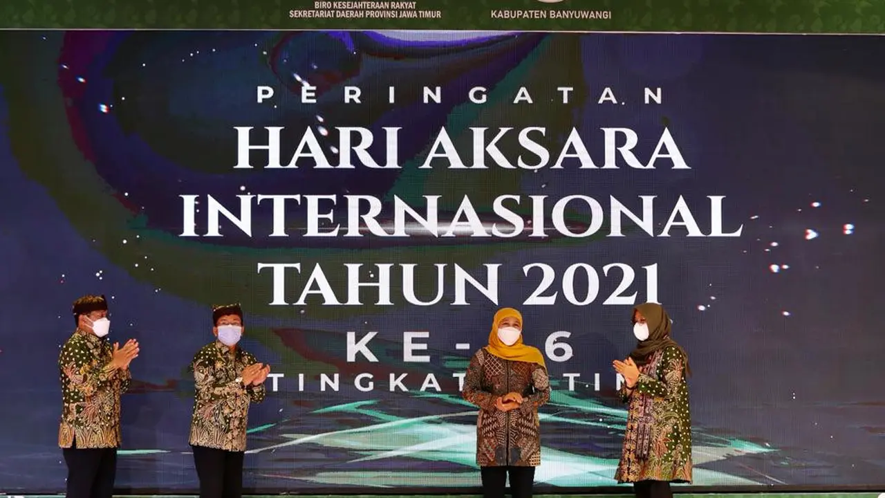Khofifah menghadiri puncak peringatan Hari Aksara Internasional  di Banyuwangi, Sabtu (30/10/2021). (Dian Kurniawan/Liputan6.com)