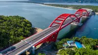 Jembatan Holtekamp berada di atas Teluk Youtefa, Kota Jayapura, Papua. (Dok. Kementerian PUPR)