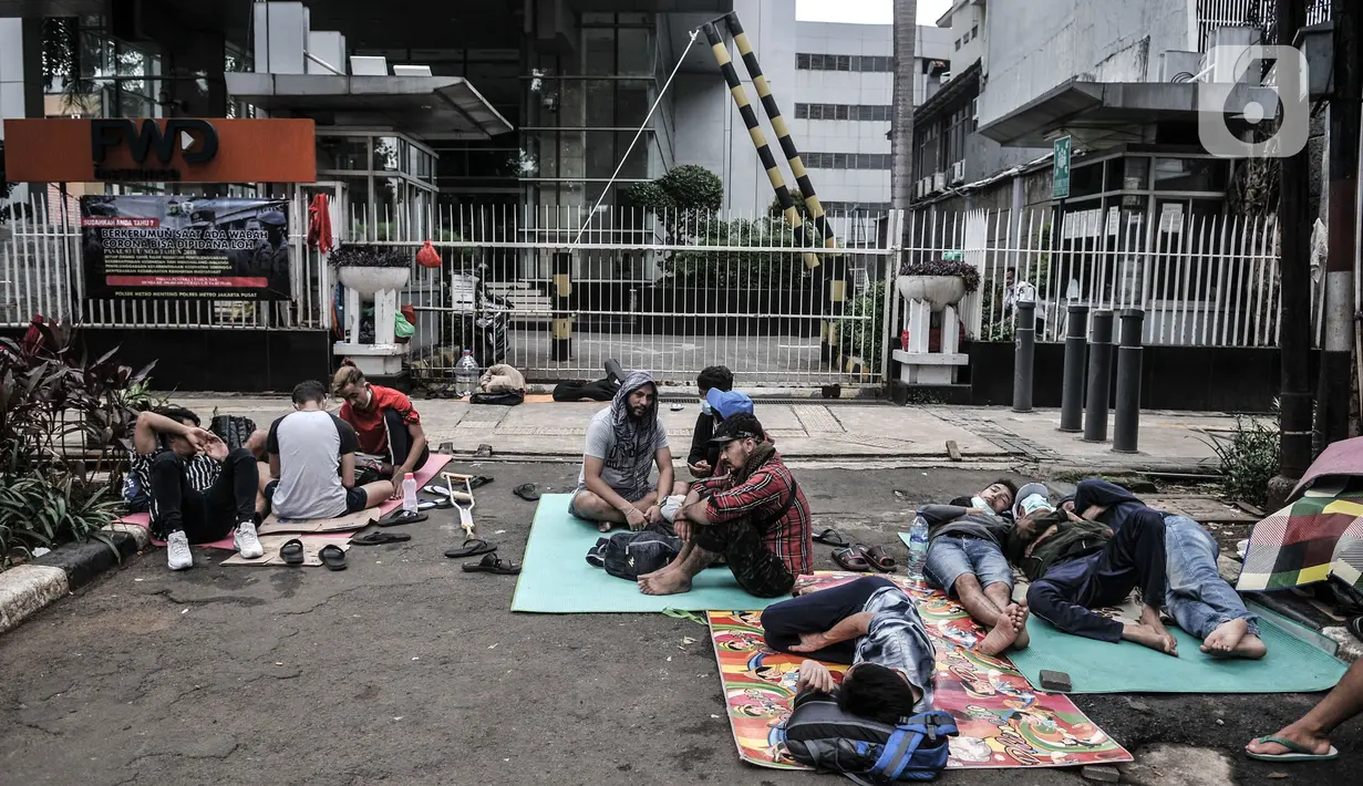 Imigran pencari suaka menghuni di depan Kantor UNHCR, Kebon Sirih, Jakarta, Kamis (1/4/2021). Puluhan imigran dari berbagai negara konflik kembali menghuni di depan Kantor UNHCR Kebon Sirih sejak beberapa waktu lalu setelah sebelumnya diungsikan oleh pemerintah. (merdeka.com/Iqbal S Nugroho)