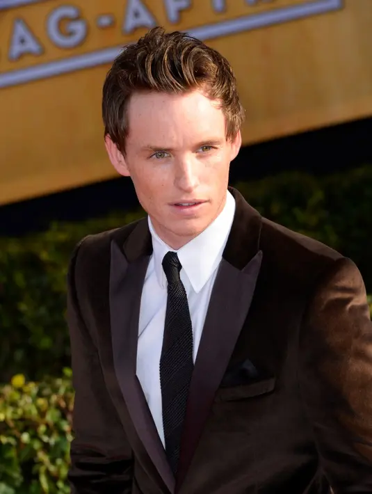 Dalam trailer perdana film Danish Girl, Einar Wegener atau Lili Elbe (diperankan Eddie) menggambarkan bagaimana ia bisa 'terjerumus' dalam dua dunia. (Bintang/EPA)