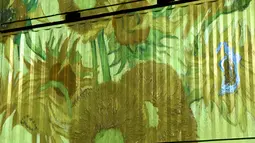 Suasana pameran imersif luar ruangan bertajuk "Digital Nights Wellington -- Van Gogh Alive" di Wellington, Selandia Baru, 1 Oktober 2020. Pameran musikal dan visual tersebut mengajak para pengunjung lebih mengenal karya-karya Van Gogh dengan warna-warni cerah dan detail yang hidup. (Xinhua/Guo Lei)