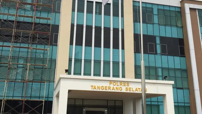  Polres Tangerang Kibarkan Bendera Setengah Tiang