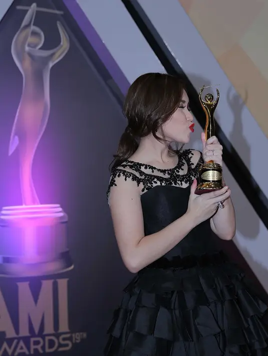 "Fans dan haters terserah mau ngomong apa. Yang buat mereka bahagia, saya lebih bahagia sekarang," kata Ayu Ting Ting sambil memegang piala. (Deki Prayoga/Bintang.com)