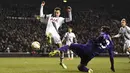 Gelandang Tottenham, Dale Alli, berebut bola dengan bek Fiorentina, Davide Astori.  Fiorentina lebih menguasai jalannya laga dengan penguasaan bola 55 persen. (Reuters/Dylan Martinez)