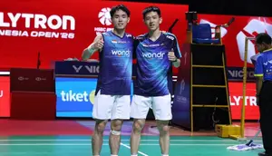 Ganda putra Indonesia, Raymond Indra/Nikolaus Joaquin, berpose setelah memastikan langkah ke semifinal Polytron Indonesia Open 2026. (Bola.com/PBSI)