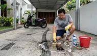 Cara Menghilangkan Bekas Ban Motor di Lantai Carport Tanpa Menyikat, Cukup Pakai 7 Bahan Ini