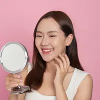Ilustrasi perempuan memilih lip tint yang tepat. (c) wichayada69@gmail.com/Depositphotos