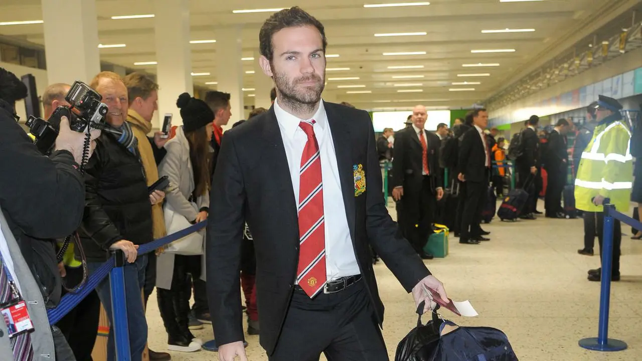 Pemain Manchester United, Juan Mata saat berada di bandara Manchester 