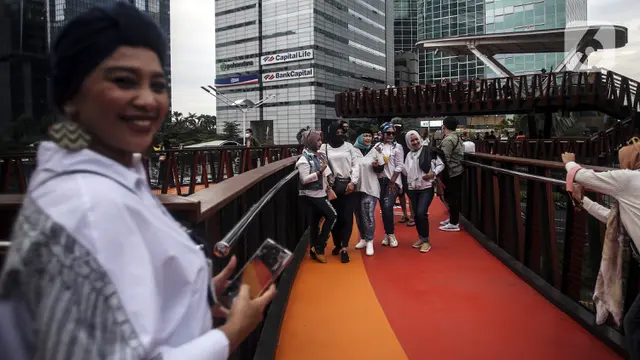 FOTO: Antusiasme Warga Berburu Swafoto di JPO Pinisi