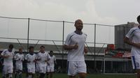 Striker anyar Persib Bandung, Sergio van Dijk sudah mengikuti latihan  bersama rekan-rekan setimnya yang baru di Lapangan Progresif, Soekarno-Hatta, Bandung, Senin (23/5/2916). (Bola.com/Erwin Snaz)