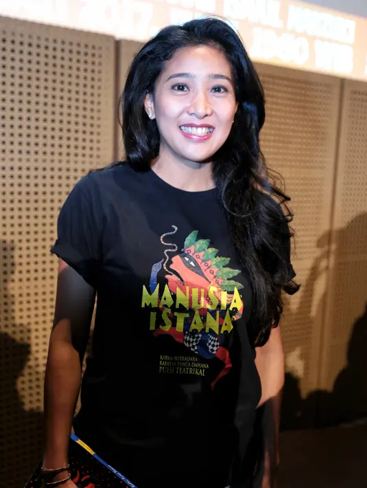 “Baca puisinya harus bisa jago, artikulasi perkata itu bisa diartikan oleh penonton. Kita bicara panggung kan pendalamannya harus bisa sampai ke penonton yang duduk di ujung tribun," pungkas Olivia. (Adrian Putra/Bintang.com)