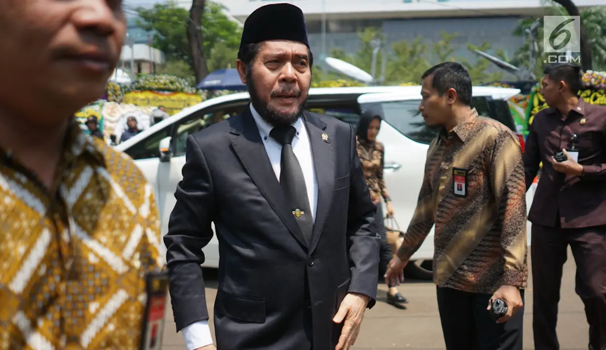 Ketua MK Anwar Usman tiba di rumah duka Presiden ke-3 RI BJ Habibie di kawasan Kuningan, Jakarta, Kamis (12/9/2019). Sejumlah tokoh nasional terus berdatangan ke rumah duka atas meninggalnya BJ Habibie. (Liputan6.com/Immanuel Antonius)