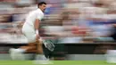 Sempat kembali mendapatkan tekanan, Dojokovic kali ini berhasil memenangkan set ketiga. Kali ini petenis dengan julukan The Djoker tersebut mampu unggul dengan skor 6-3. (AFP/Adrian Dennis)