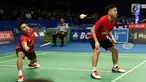 Ganda Putra Hendra Setiawan/Boon Heong Taan saat laga melawan Li Junhui/Liu Yuchen (Tiongkok) di babak 16 besar Indonsia Open 2017 di JCC Plenary Hall, Jakarta, Kamis (15/6). Hendra/Boon kalah 15-21, 15-21. (Liputan6.com/Helmi Fithriansyah)