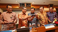 (Ki-ka) Dir Keuangan BRI Haru Koesmahargyo, Wakil Dirut BRI Sunarso, Dirut BRI Asmawi Syam, Dir Kepatuhan BRI Randi Anto (kedua kanan), Direktur Bisnis dan UMKM BRI Mohammad Irfan saat preskon, Jakarta, Kamis (22/10/15). (Liputan6.com/Immanuel Antonius)