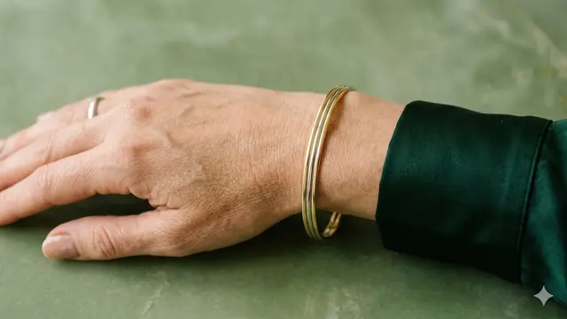 Model Gelang Emas Bangle Elegan untuk Wanita 40 Tahun ke Atas. Gemini