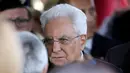 Presiden Italia Sergio Mattarella menghadiri upacara pemakaman korban gempa yang meratakan kota di Amatrice, Italia tengah, Selasa (30/8). Hampir 300 orang tewas saat gempa bumi 6,2 SR melanda Amatrice dan sekitarnya 24 Agustus lalu. (REUTERS/Max Rossi)