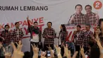 Ira Wibowo dan Ari Wibowo menyampaikan dukungan kepada Cagub DKI Jakarta Basuki Tjahaja Purnama atau Ahok di Rumah Lembang, Jakarta, Kamis (24/11). Sebelum menyatakan dukungan, keduanya sempat dipakaikan kemeja kotak-kotak. (Liputan6.com/Gempur M Surya)