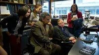 Wapres Ekuador Lenin Moreno (kiri) berbicara dengan ilmuwan terkemuka Stephen Hawking (kanan) saat berkunjung ke kantornya di University of Cambridge, London, Inggris, 30 Agustus 2012. (AFP PHOTO/VICE PRESIDENCY OF ECUADOR/Guillermo Granja)