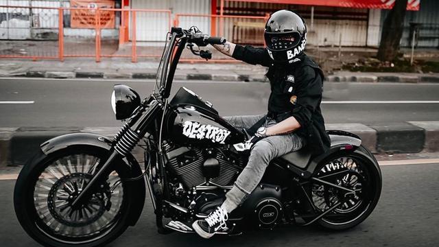 FOTO: Gaya Desta Naik Motor Gede, Garang Abis