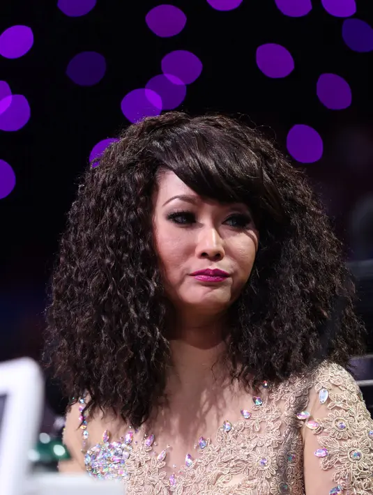 Pada penampilannya saat menjadi juri, Rambut Inul Daratista terlihat berbeda dari biasanya. (Andy Masela/Bintang.com)