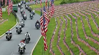 Sejumlah pengendara motor melintas di Pemakaman Nasional Indiantown untuk memperingati Hari Pahlawan di AS (27/5). Hari Pahlawan atau Hari Memorial ini diperingati setiap tahunnya pada Senin terakhir bulan Mei. (AP Photo/Michael Rubinkam)
