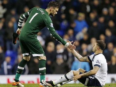 Kiper Tottenham Hotspur, Hugo Lloris (kiri) membantu Kyle Walker berdiri usai bermain imbang lawan West Bromwich pada lanjutan Liga Inggris di Stadion White Hart Lane, London, Selasa (26/4/2016) dini hari WIB. (AFP/ IKimages) 