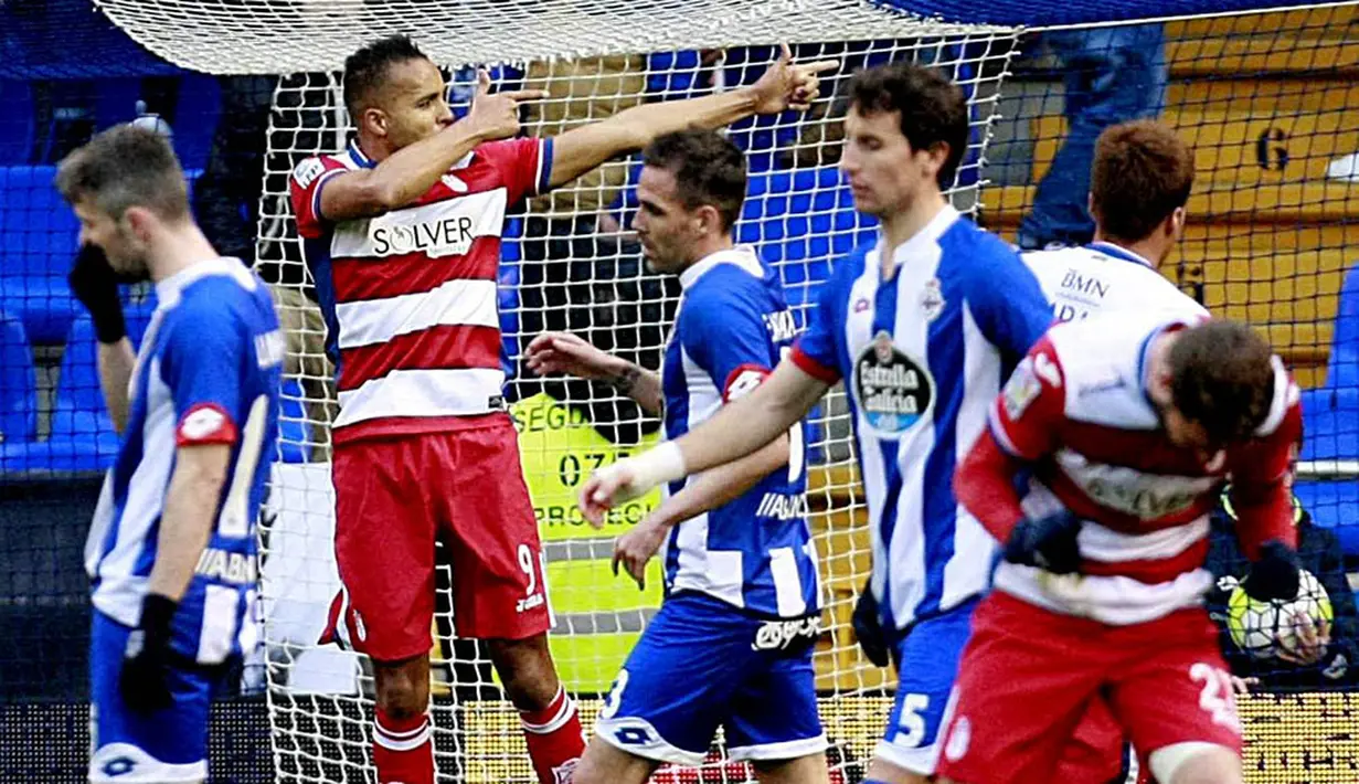 7. Striker Granada, Youssef El-Arabi, merayakan gol yang dicetaknya ke gawang Deportivo pada laga La Liga Spanyol di Stadion Riazor, Minggu (28/2/2016). Deportivo takluk 0-1 dari Granada. (EPA/Cabalar)