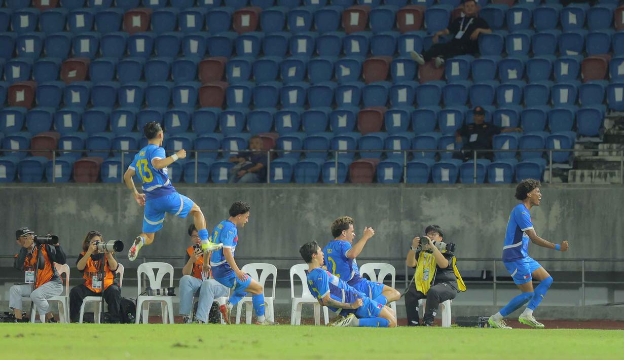 Babak pertama ditutup dengan kemenangan Filipina 1-0 atas Indonesia. Tampak dalam foto, pemain Timnas Filipina U-22, Otu Abang Banatao (kanan) merayakan golnya pada laga perdana Grup C SEA Games 2025 melawan Indonesia di Stadion 700th Anniversary, Chiang Mai, Thailand, Senin (8/12/2025). (Bola.com/Bagaskara Lazuardi)