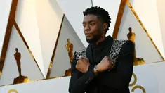 Aktor Chadwick Boseman berpose saat menghadiri Academy Awards ke-90 di Hollywood, California (4/3). Chadwick Boseman tiba mengenakan jas bertema Black Panther pada perhelatan Academy Awards atau Oscar 2018 tersebut. (AFP Photo/Valerie Macon)