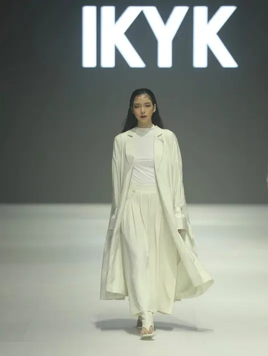 Coat putih dan rok panjang putih juga dihadirkan IKYK pada koleksi kali ini. Cocok untuk yang berhijab maupun tidak. [Fimela/Daniel Kampua]