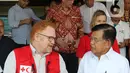 Ketua Umum Palang Merah Indonesia, Jusuf Kalla berbincang dengan Kepala IFRC Perwakilan Indonesia-Timor Leste dan ASEAN, Jan Gelfand, saat penyerahan secara simbolis bantuan 10 unit truk tangki air dan satu truk barang di Markas PMI Pusat, Jakarta, Jumat (17/1/2020). (Liputan6.com/Herman Zakharia)