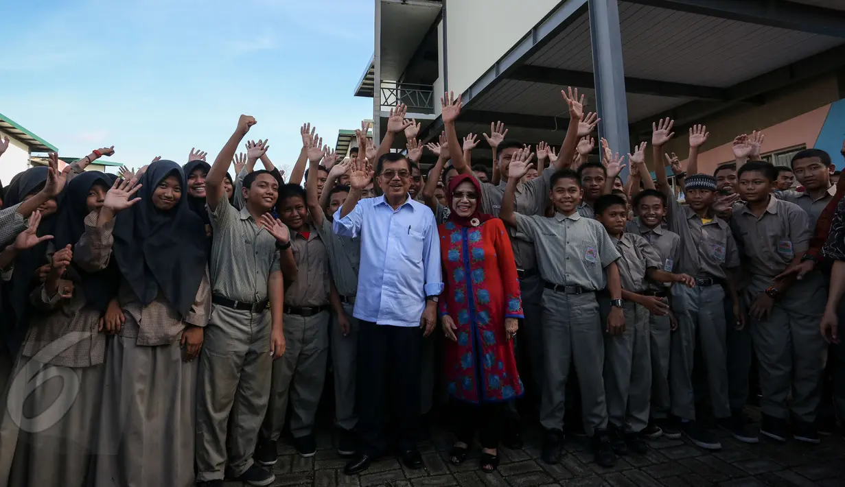 JK bersama istrinya Mufidah Jusuf Kalla berpose dengan para siswa SMP-SMA Boarding Athirah, Makassar, Sabtu (6/6/2015). (Liputan6.com/Faizal Fanani)