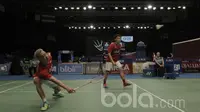 Pasangan Kevin Sanjaya Sukamuljo/Marcus Fernaldi Gideon, berhadapan dengan pasangan Denmark, Kim Astrup/Anders Skaarup Rasmussen di Indonesia Open 2017 di JCC, Rabu (14/6/2017). Indonesia kalah 16-21, 16-21. (Bola.com/M Iqbal Ichsan)